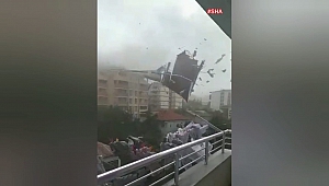 Afşin’de Şiddetli Rüzgar Apartmanın Çatısını Uçurdu