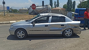 Elbistan’da İki Otomobil Çarpıştı: 3 Yaralı