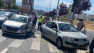 Kahramanmaraş’ta kırmızı ışıkta bekleyen otomobillere çarptı: 2 yaralı