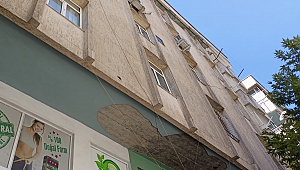 Kahramanmaraş’a Apartmandan Düşen Beton Parçası Tehlike Saçtı