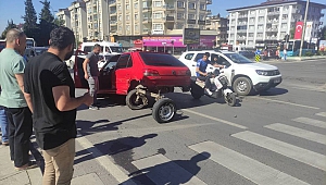 Kahramanmaraş’ta Kavşakta İki Otomobil Çarpıştı