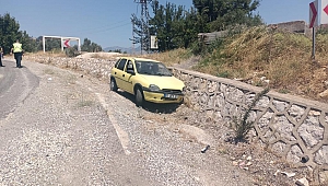 Otomobil Duvara Çarptı: 3’ü Çocuk 4 Yaralı