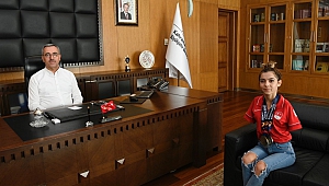 Başkan Güngör, Milli Yüzücü Sevilay Öztürk’ü Ağırladı