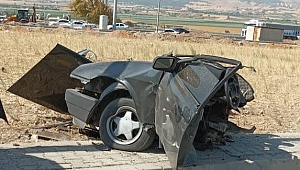 Kahramanmaraş’ta Aydınlatma Direğine Çarpan Otomobil İkiye Bölündü