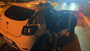 Kamyona Arkadan Çarpan Otomobil Paramparça Oldu