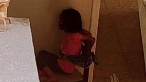Çocuklarını Sandalyeye Bağlayan Anne Yürekleri Sızlattı
