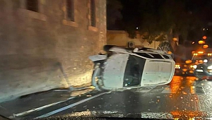 Kahramanmaraş'ta Aydınlatma Direğine Çarpan Otomobil Devrildi