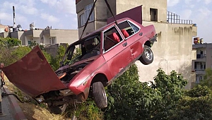 Kahramanmaraş'ta Otomobil Evin Bahçesine Uçtu