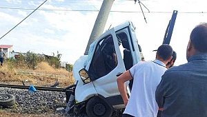 Kahramanmaraş'ta Tren Hemzemin Geçitte Komyonete Çarptı: 1 Ölü
