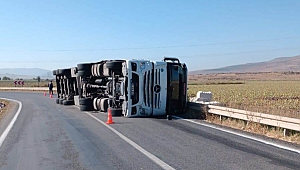 Kahramanmaraş’ta virajı Alamayan Tır Devrildi