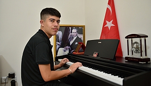 Kahramanmaraşlı Otizmli Piyanist Kubilay'dan Cumhuriyet Resitali