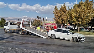 Kahramanmaraş'ta İki Otomobil Kafa Kafaya Çarpıştı: 1 Yaralı