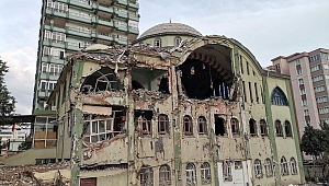 Depremde hasar alan minareler kontrollü olarak yıkılıyor
