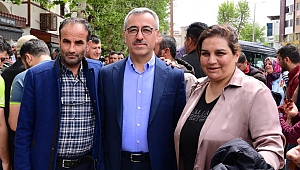 Başkan Güngör, Demokrasi Meydanı’nda Vatandaşlarla Bayramlaştı