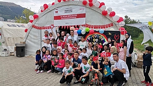 Deprem bölgesinde askerlerden çocuklara 23 Nisan sürprizi