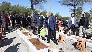 Depremde Hayatını Kaybedenler Kabirleri Başında Dualarla Yâd Edildi