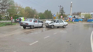 Elbistan’da iki otomobil çarpıştı: 4 yaralı