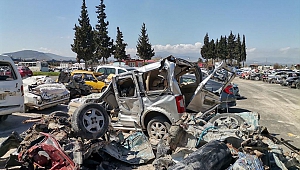 Enkazdan çıkarılan hurdaya dönmüş araçlar sahiplerini bekliyor