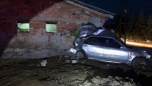 Afşin’de otomobil önce elektrik direğine sonra ahır duvarına çarptı: 1 ölü 1 yaralı