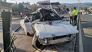 Kahramanmaraş’ta otomobil aydınlatma direğine çarptı: 3 yaralı