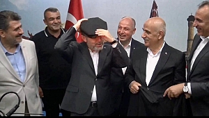 Tarım ve Orman Bakanı İbrahim Yumaklı, Kahramanmaraş’ın yöresel kıyafetlerini giydi