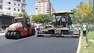 Depremin Merkezinde Sıcak Havada Asfalt Döken İşçilerin Zorlu Mesaisi