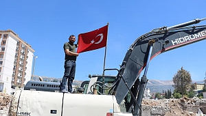 Enkazdan Çıkardığı Türk Bayrağını İş Makinesinde Dalgalandırıyor