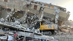 İş Makinesinin Üzerine Bina Çöktü: 1 Yaralı