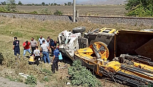 Türkoğlu’nda vinç devrildi: 4 yaralı