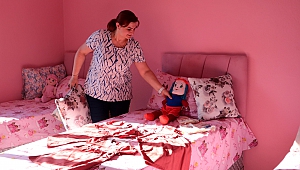 Annelerinin Terk Ettiği 3 Çocuk ve Babaya Pembe Boyalı Ev Kiralandı