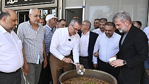 Başkan Güngör, Binevler Uzun Çarşı’da Vatandaşlara Aşure İkram Etti