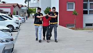 Cam Kırıp Altın Kolyeyi Çaldı, Polisten Kaçamadı