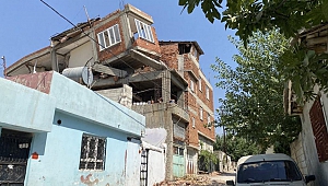 Depremde Ara Katı Yıkılan ve Ekseni Kayan Bina Korkutuyor