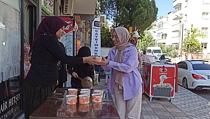 Depremde Hayatını Kaybedenler İçin Aşure Yapıp Dağıttılar