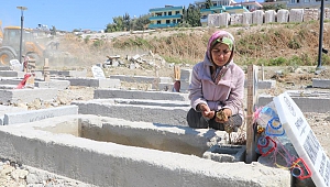Depremde Sevdiklerini Kaybeden Kadın Her Gün Kabir Ziyareti Yapıyor