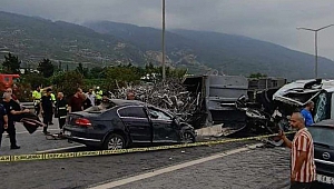 Hatay'da Karşı Şeride Geçen Tır Otomobile Çarptı: 1 Ölü, 2 Yaralı