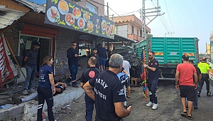 Kamyonun Tıra Çarpıp, Park Halindeki Araçları Biçtiği Anlar Kamerada
