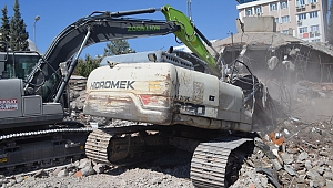Yıkım Esnasında İş Makinesi Enkaz Altında Kaldı
