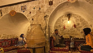 5 Asırlık Kapalı Çarşı’yı Gezenler Hışır Han’ın Serin Avlusunda Tarihe Tanıklık Ediyor