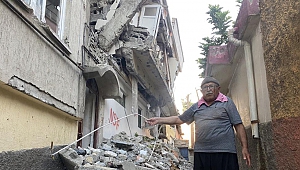 Ağır Hasarlı Bina Mahalleliyi Korkutuyor