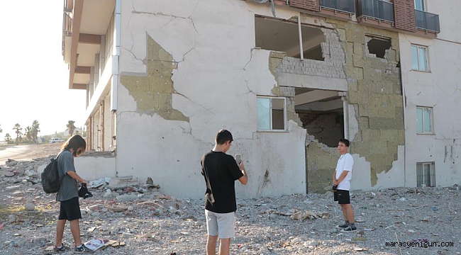Asrın Felaketini Unutmak İstemeyip Fotoğraf Çektirdiler