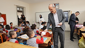 Başkan Okay’dan İhtiyaç Sahibi Öğrencilere Kırtasiye Yardımı