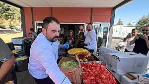 Konteyner Kentte Yaşayan Vatandaşlara Hamburger İkramı