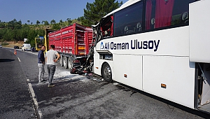 Otobüs Tıra Arkadan Çarptı Sürücü ve Muavin Hayatını Kaybetti