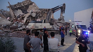 Yıkım Sırasında Bina İş Makinasının Üzerine Çöktü, Operatör Hayatını Kaybetti