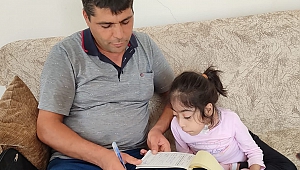 8 Yaşındaki Melek, Depremde Yıkılan Camiye Küpe İçin Biriktirdiği Parasını Bağışladı