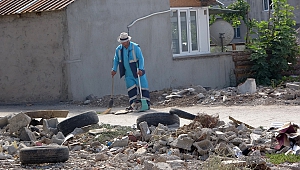 Dört Bir Yani Enkaz Yığınına Dönen Mahallede Mücadelesini Sürdürüyor