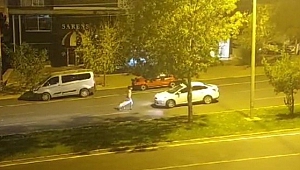 Hem Arabalara Saldırdı Hem de Trafiği Tehlikeye Soktu