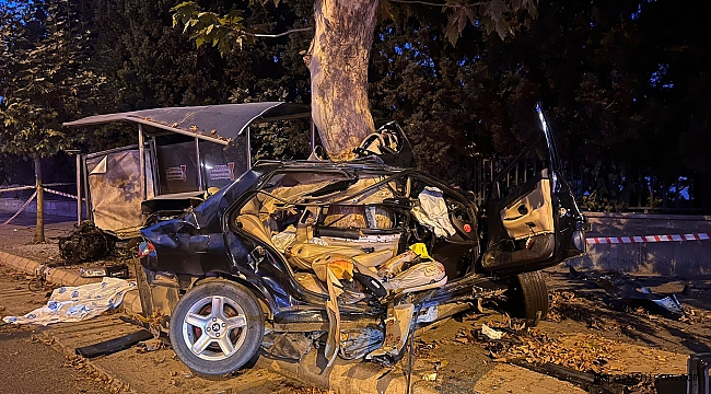 Ağaca Çarpıp İkiye Bölünen Otomobilin Sürücüsü Öldü