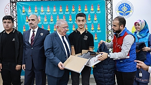 Başkan Mahçiçek’ten Mesleki Eğitim Alan 500 Öğrenciye Bot ve Mont Hediyesi